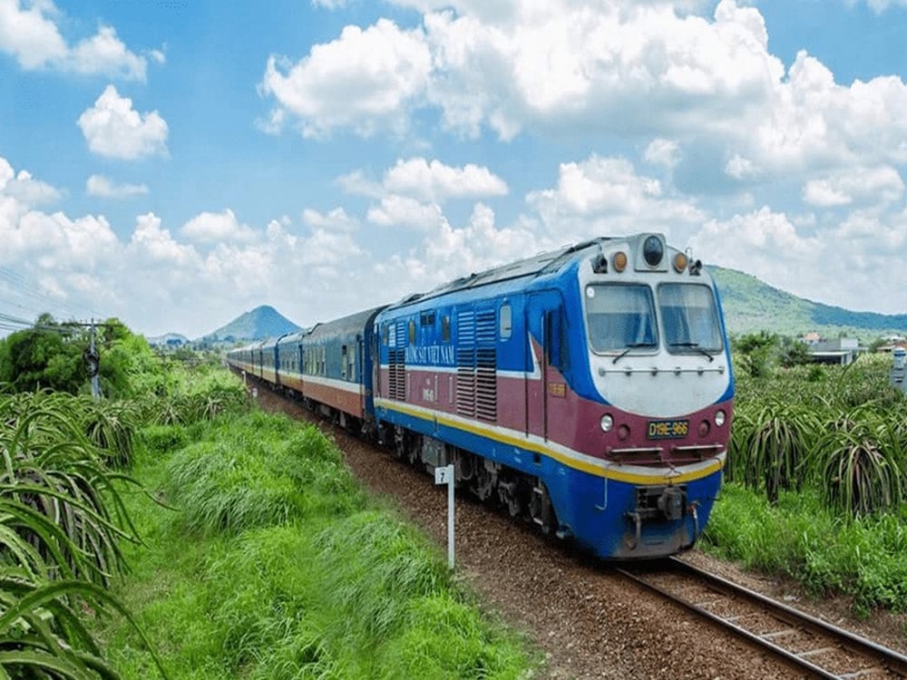 Du khách có thể di chuyển tới Cố đô Hoa Lư bằng tàu hỏa
